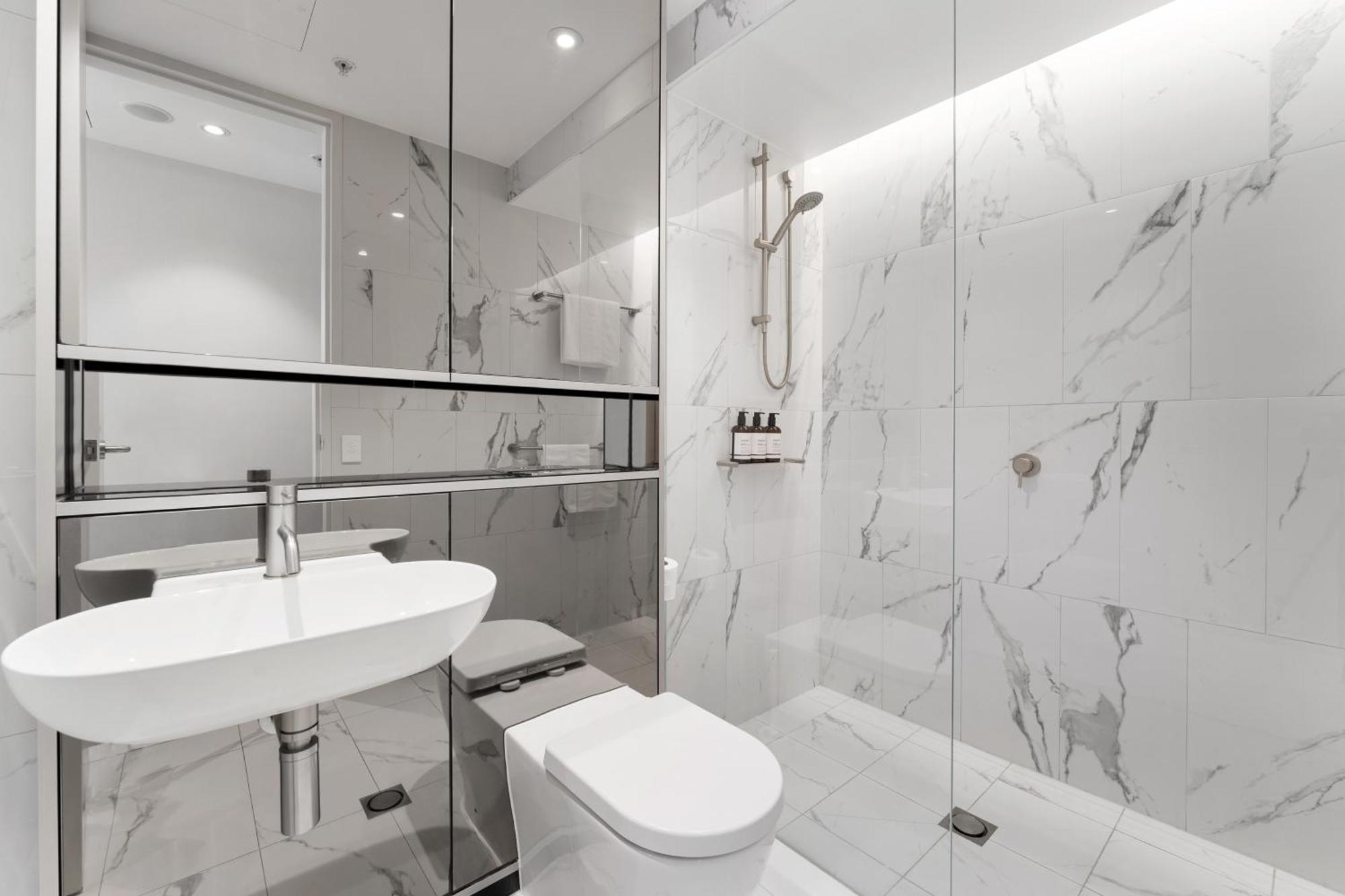 Apartment Luxury 2br 2ba & Free Parking - 5 Min Walk To Town Hall & Darling Harbour
